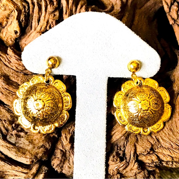 Vintage 80’s Gold Tone Mandala Dome Flower Post 1in Earrings - Picture 2 of 11